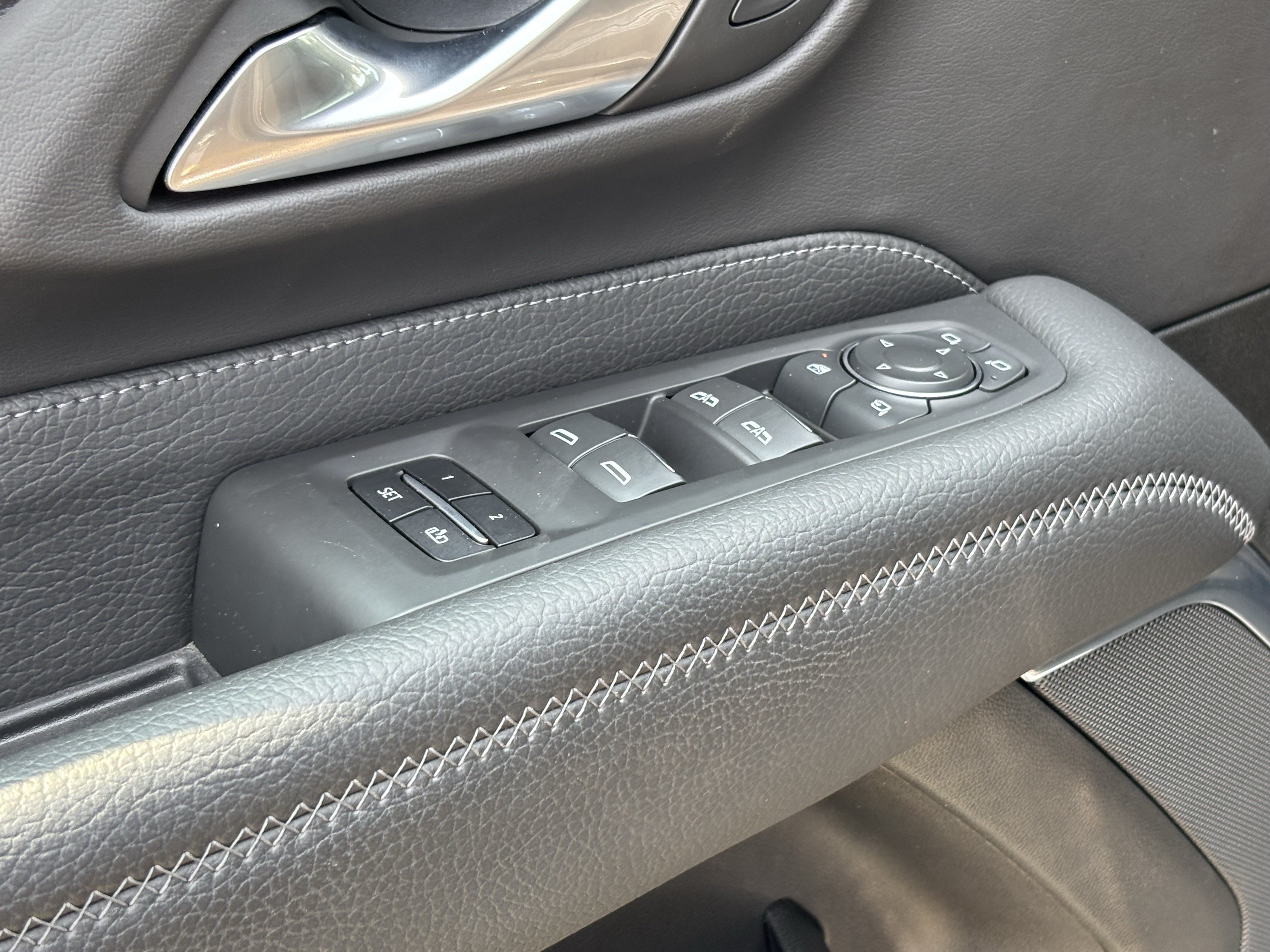 Used 2022 GMC Yukon XL Denali AWD/4WD image 15