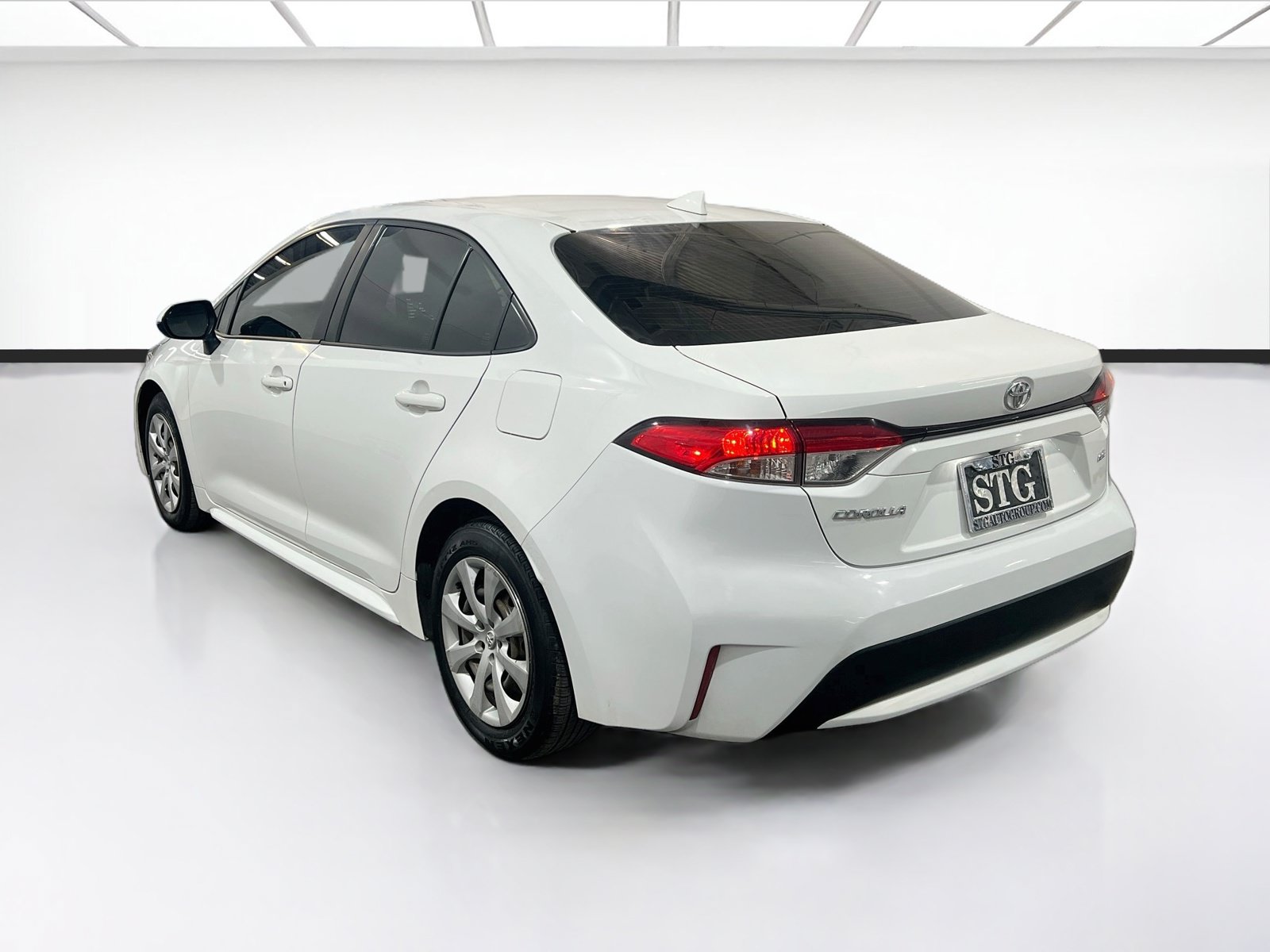 Used 2020 Toyota Corolla LE w/ Carpet Mat Package (TMS) FWD image 6