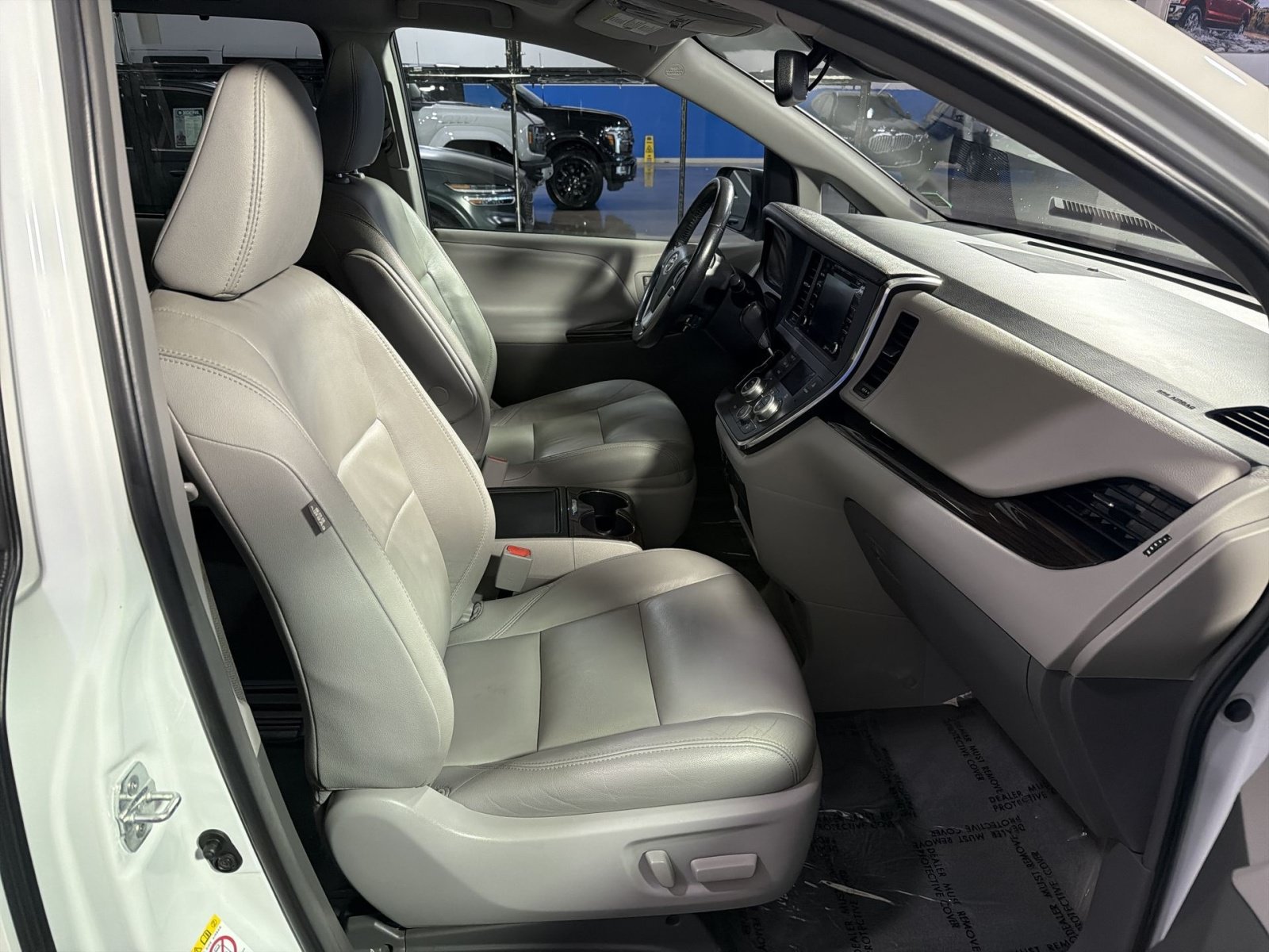 Used 2018 Toyota Sienna XLE Premium FWD image 24