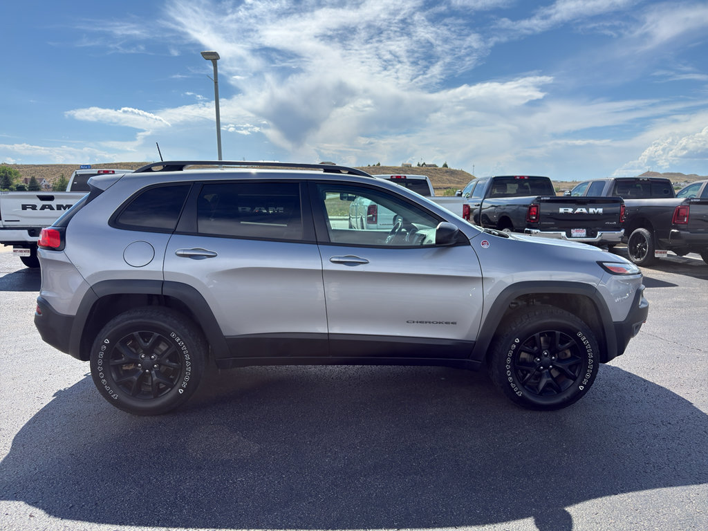 Used 2017 Jeep Cherokee Trailhawk w/ Cold Weather Group AWD/4WD image 4