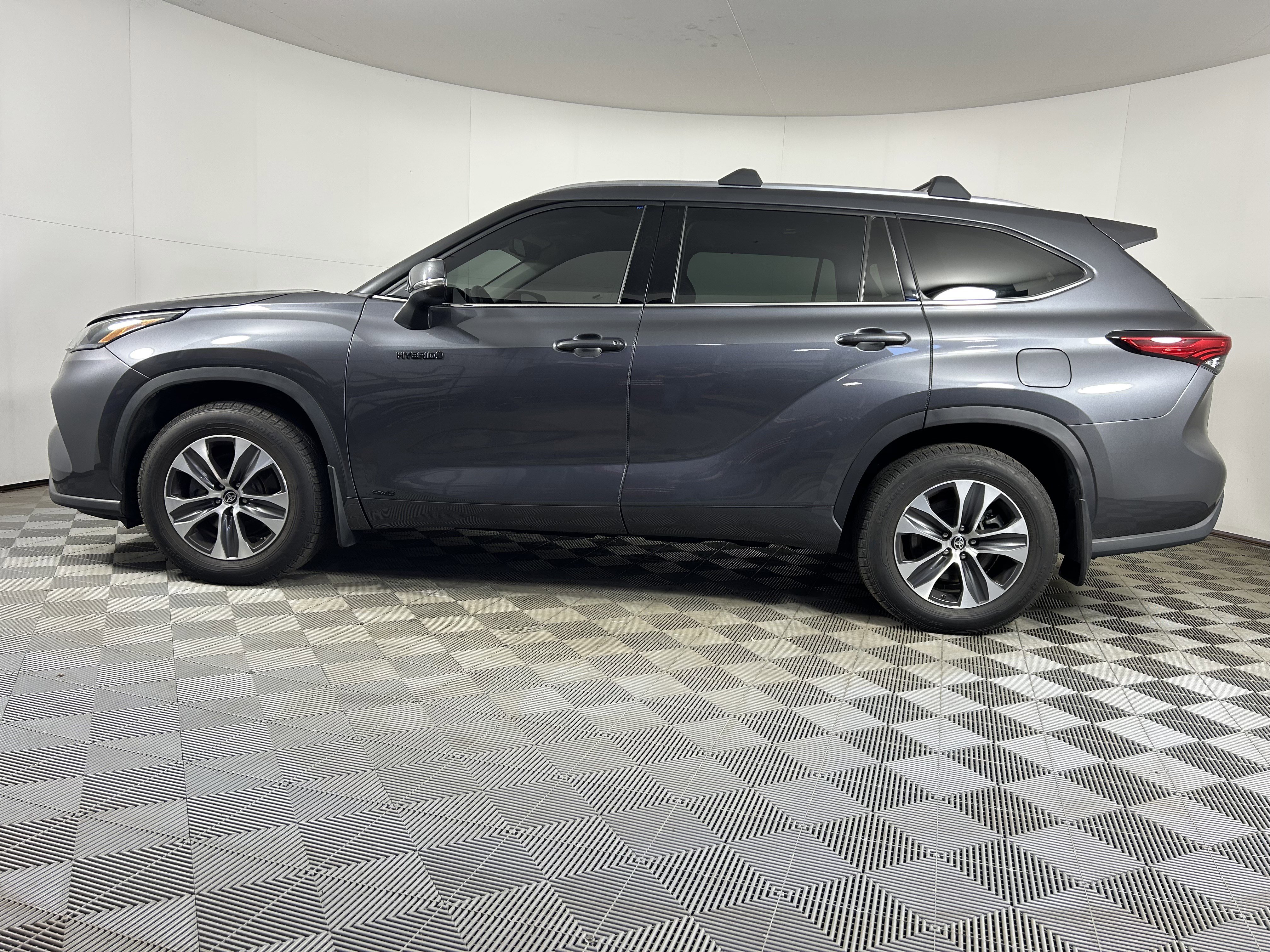 Used 2021 Toyota Highlander XLE image 14