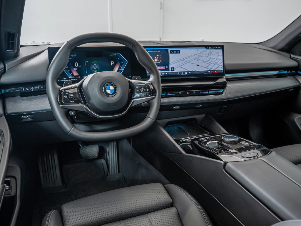 Certified 2025 BMW 530i xDrive w/ Premium Package AWD/4WD image 4