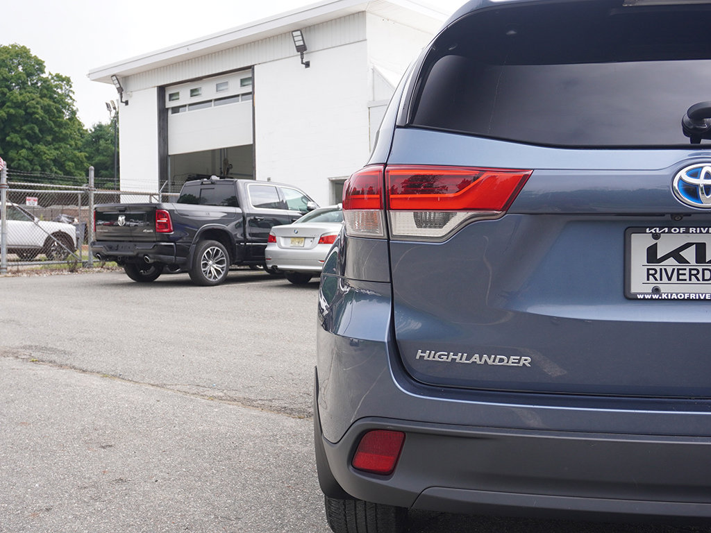 Used 2019 Toyota Highlander XLE AWD/4WD image 17
