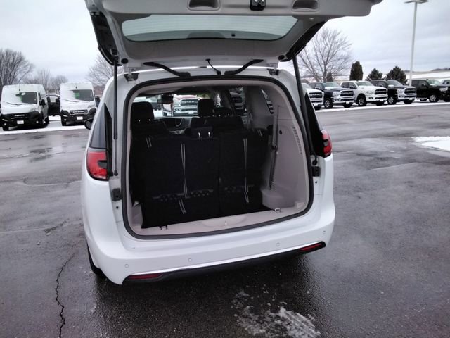 Used 2024 Chrysler Pacifica Touring-L image 12