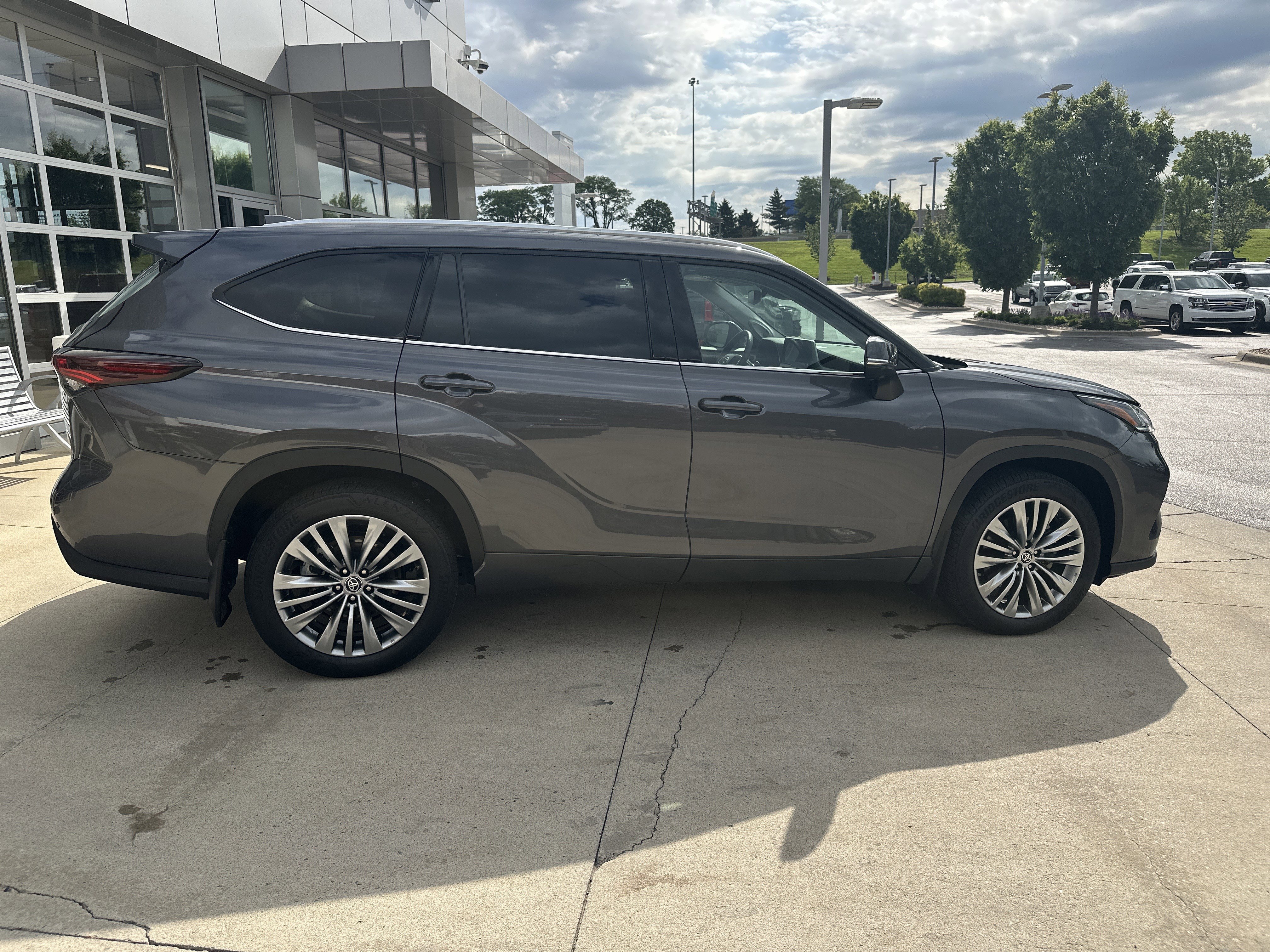 Used 2024 Toyota Highlander Platinum AWD/4WD image 10