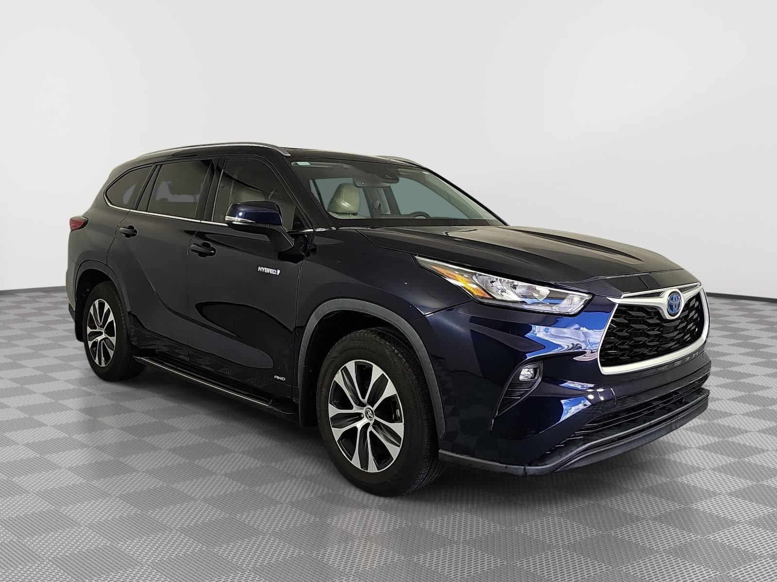Used 2020 Toyota Highlander XLE AWD/4WD image 2