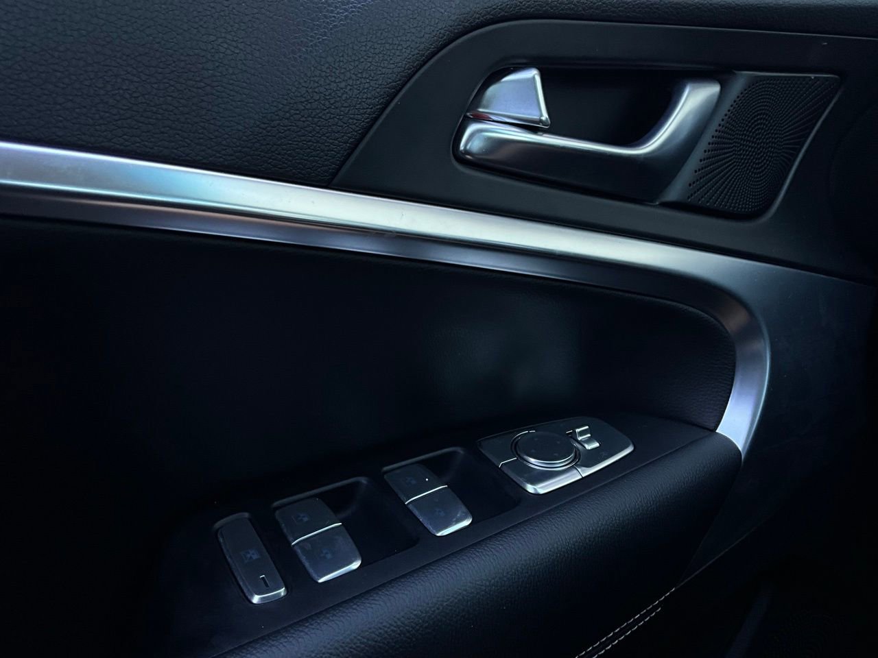 Used 2025 Genesis G70 2.5T image 19