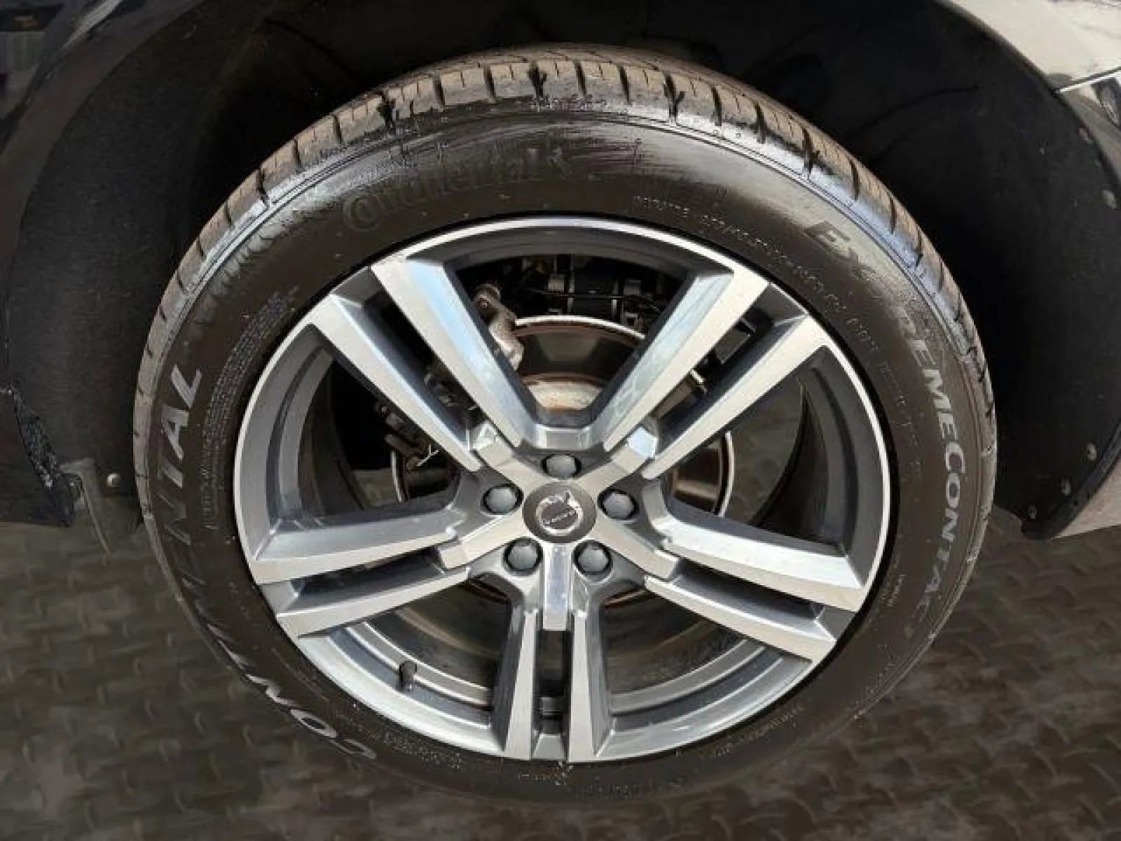 Used 2019 Volvo XC60 T5 Momentum w/ Multimedia Package AWD/4WD image 34
