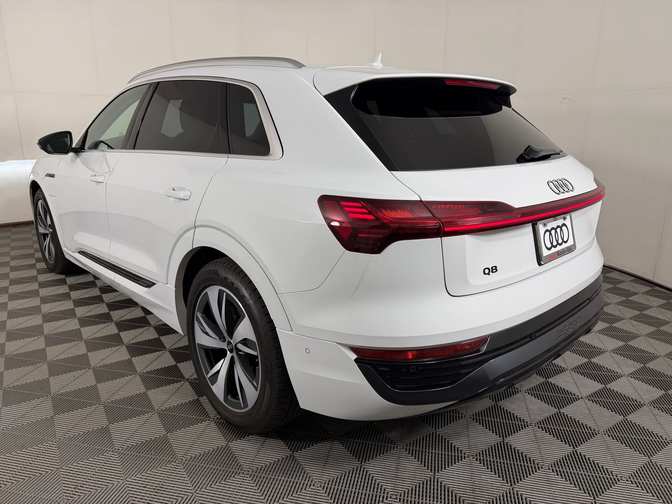 Certified 2024 Audi Q8 e-tron Premium Plus w/ Premium Plus Package AWD/4WD image 3