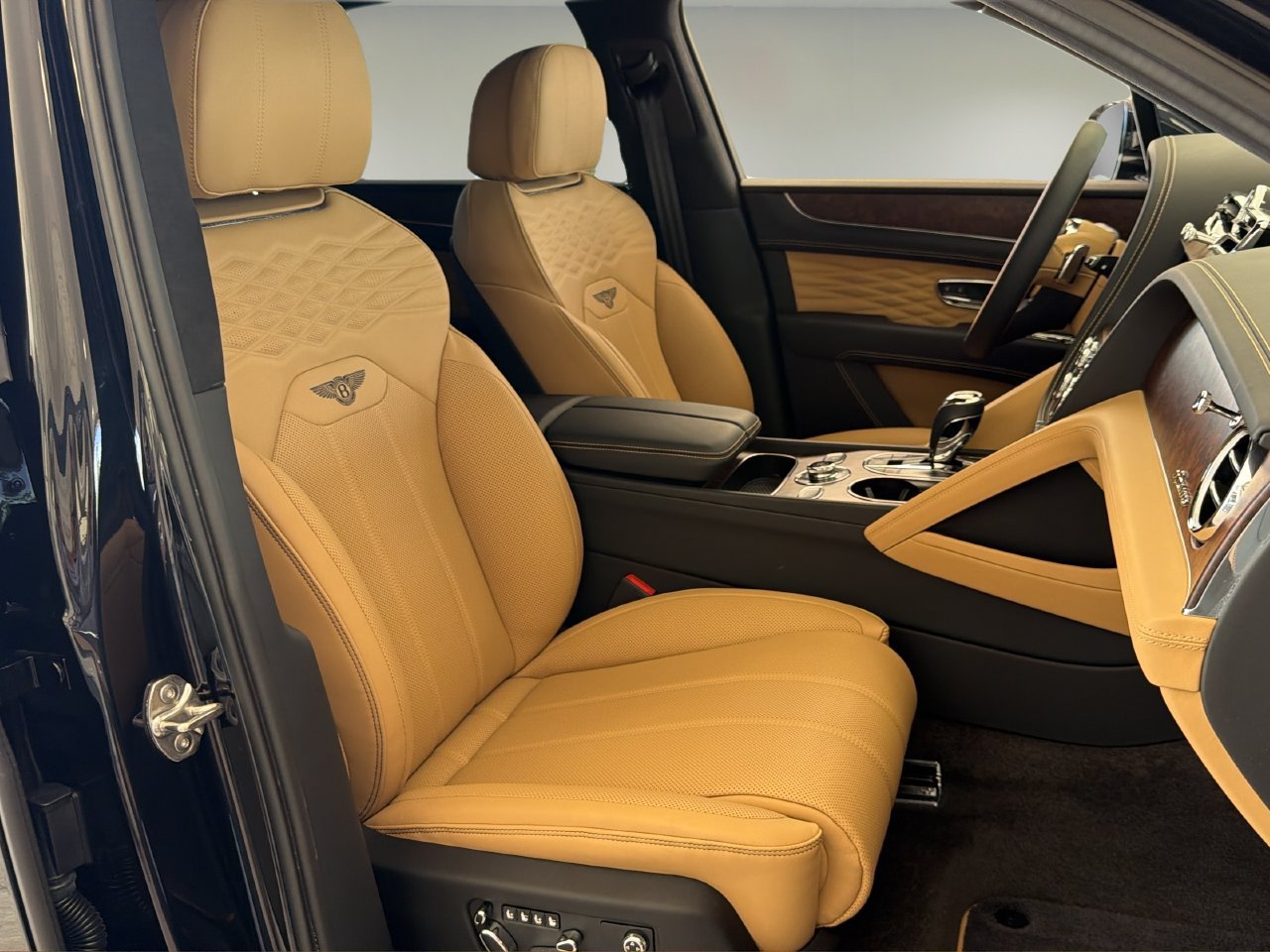 Used 2025 Bentley Bentayga AWD/4WD image 20