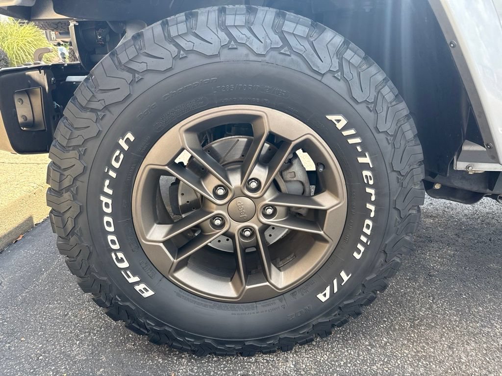 Used 2017 Jeep Wrangler Unlimited Sahara AWD/4WD image 9