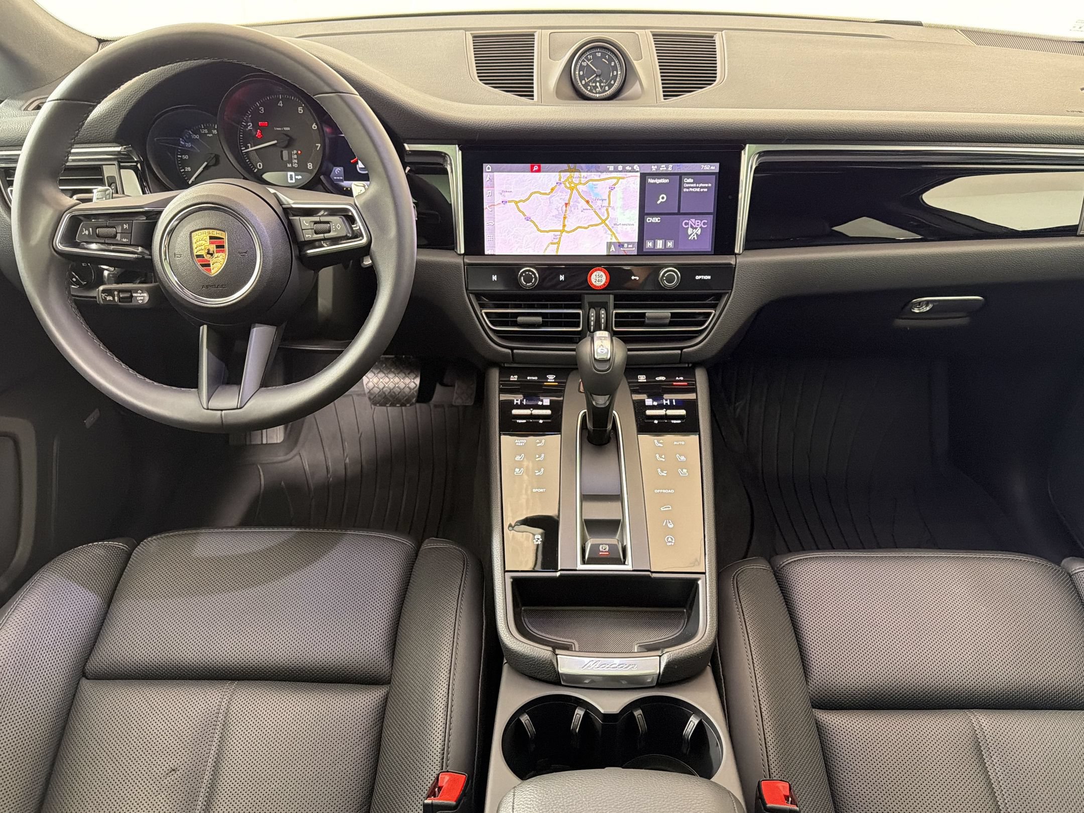 Certified 2025 Porsche Macan AWD/4WD image 28