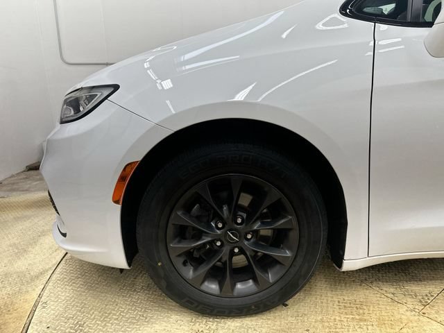 Used 2021 Chrysler Pacifica Touring w/ S Appearance Package FWD image 19