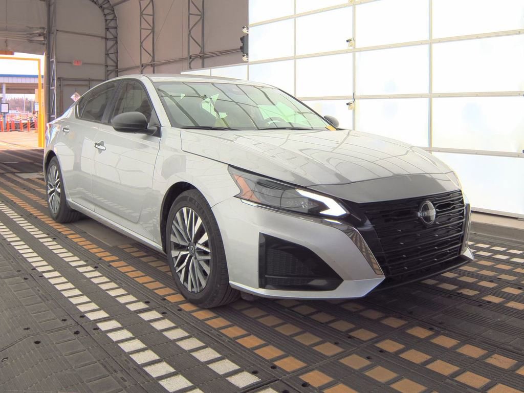Used 2024 Nissan Altima 2.5 SV image 4