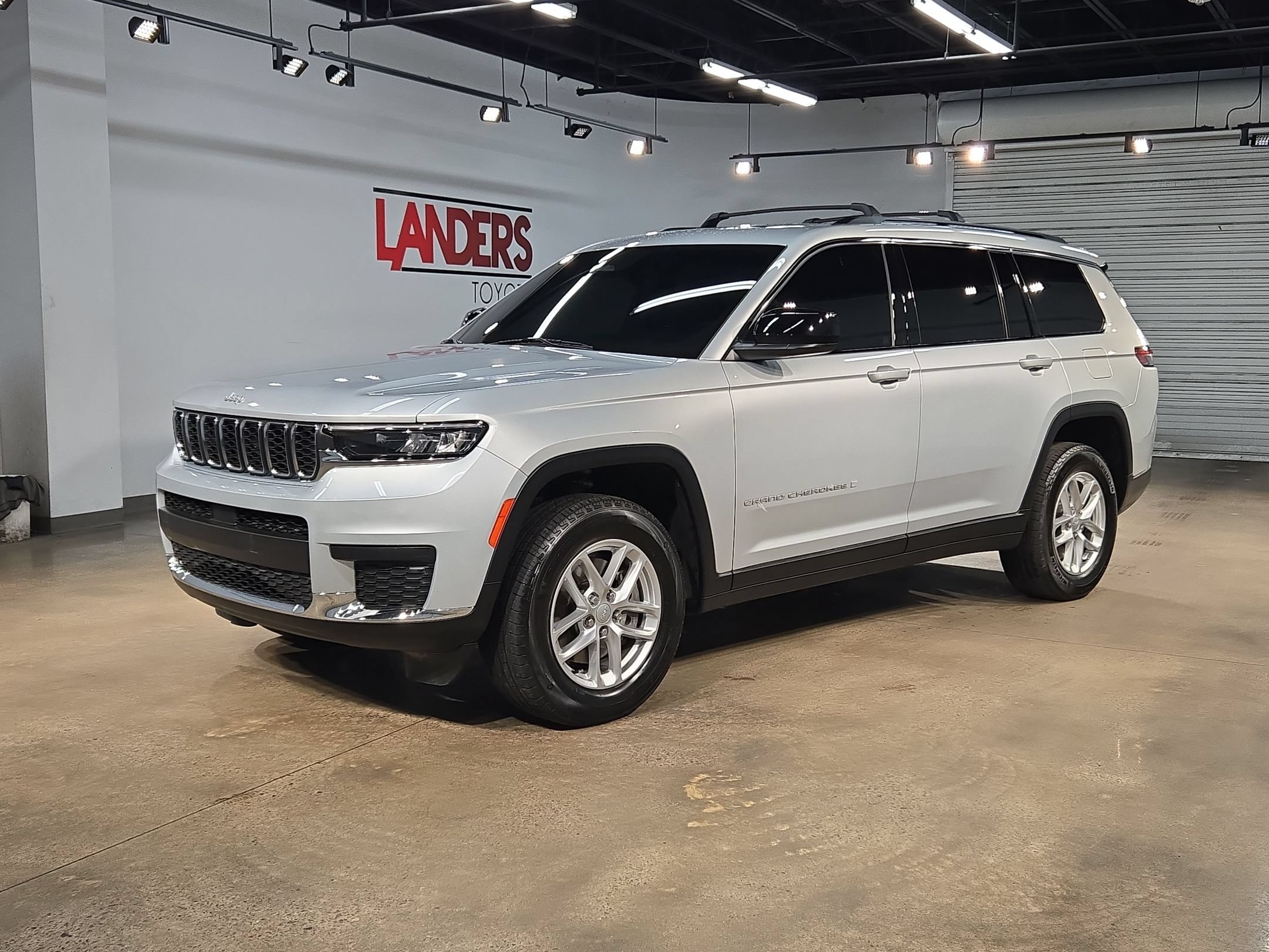 Used 2025 Jeep Grand Cherokee L Laredo w/ Luxury Tech Group I AWD/4WD image 3