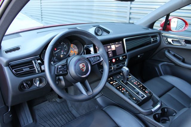 Certified 2025 Porsche Macan image 4