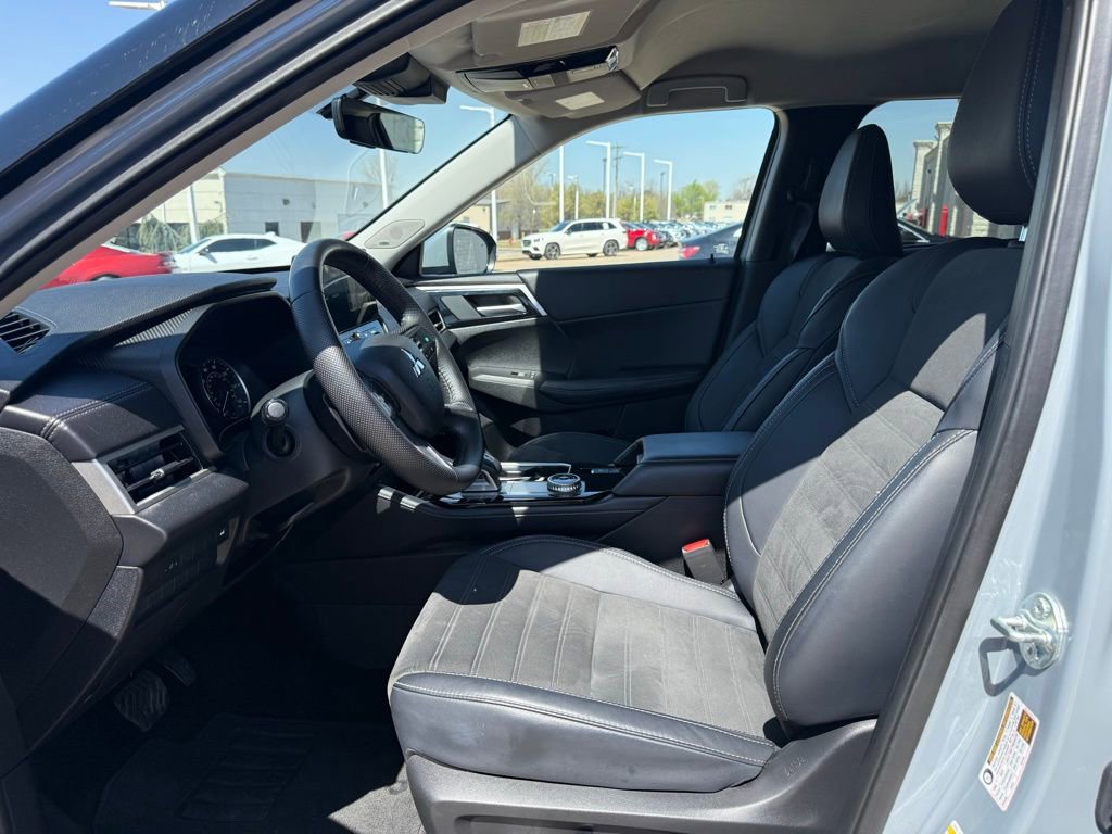 Used 2025 Mitsubishi Outlander SE image 27