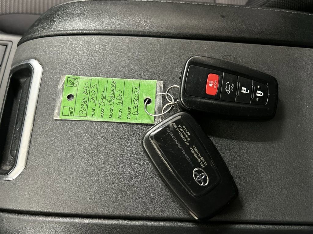 Used 2023 Toyota Highlander LE AWD/4WD image 12