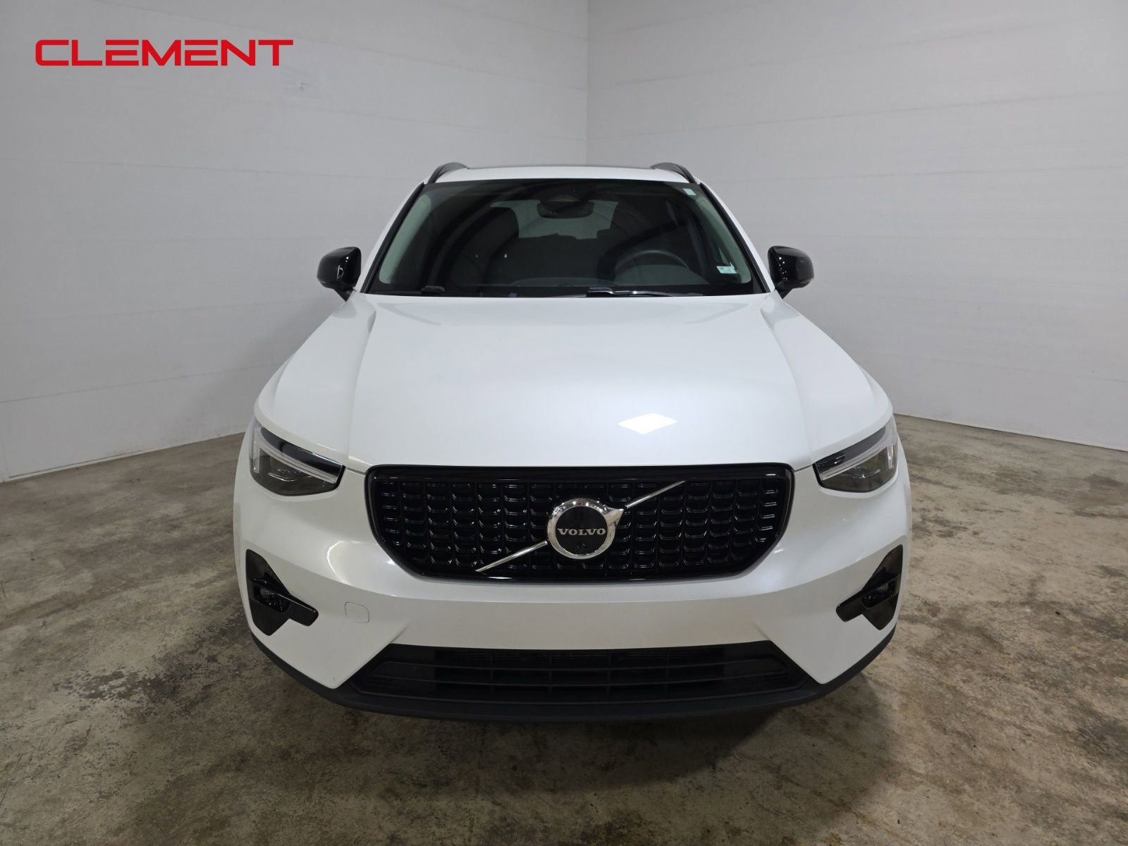 Used 2023 Volvo XC40 B5 Ultimate image 2