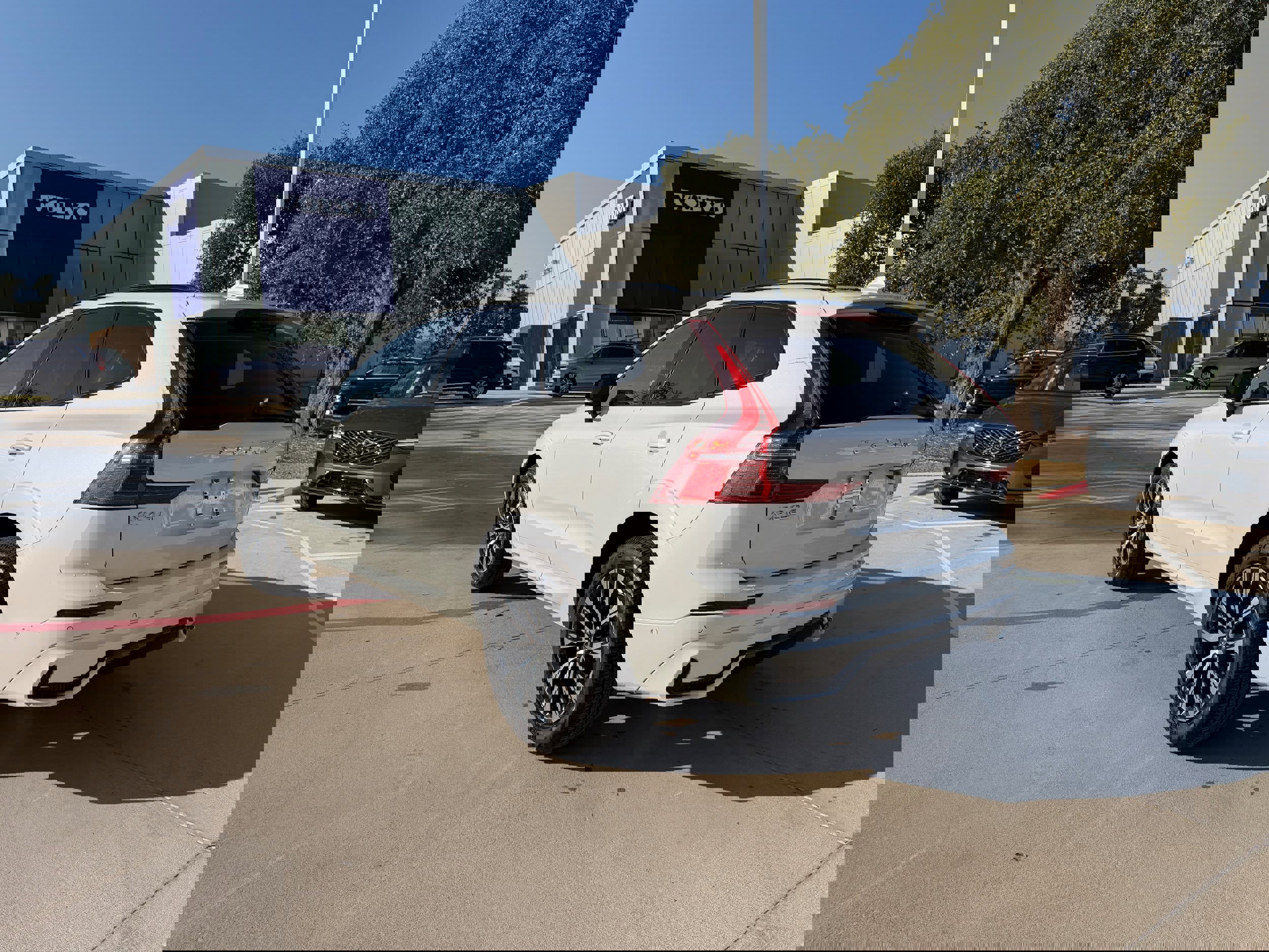 Certified 2025 Volvo XC60 B5 Plus image 4