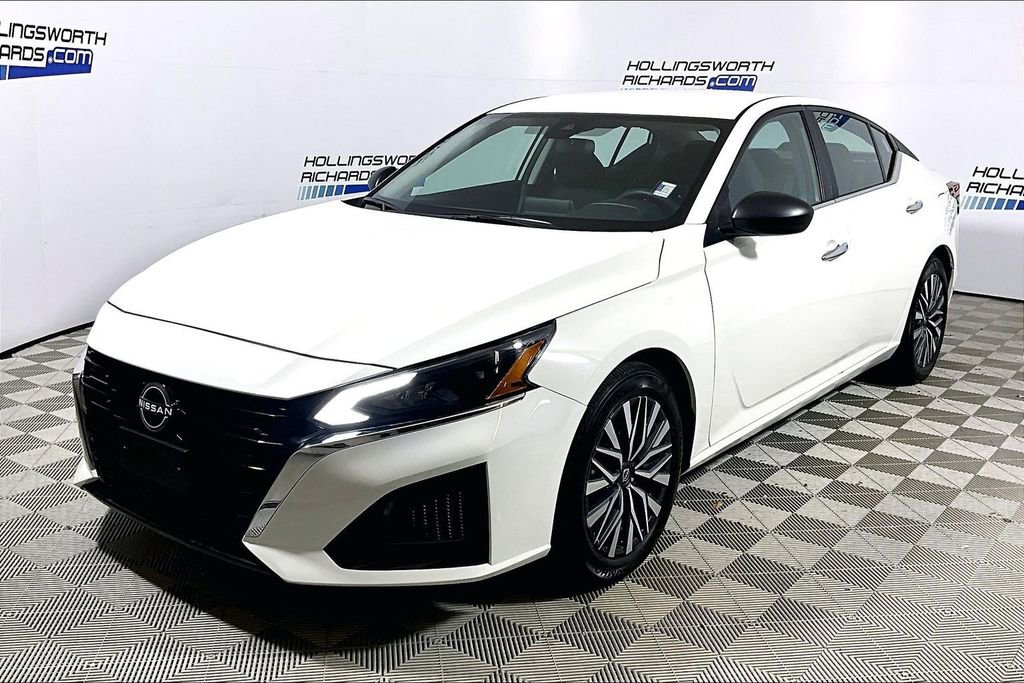 Used 2025 Nissan Altima 2.5 SV FWD image 1