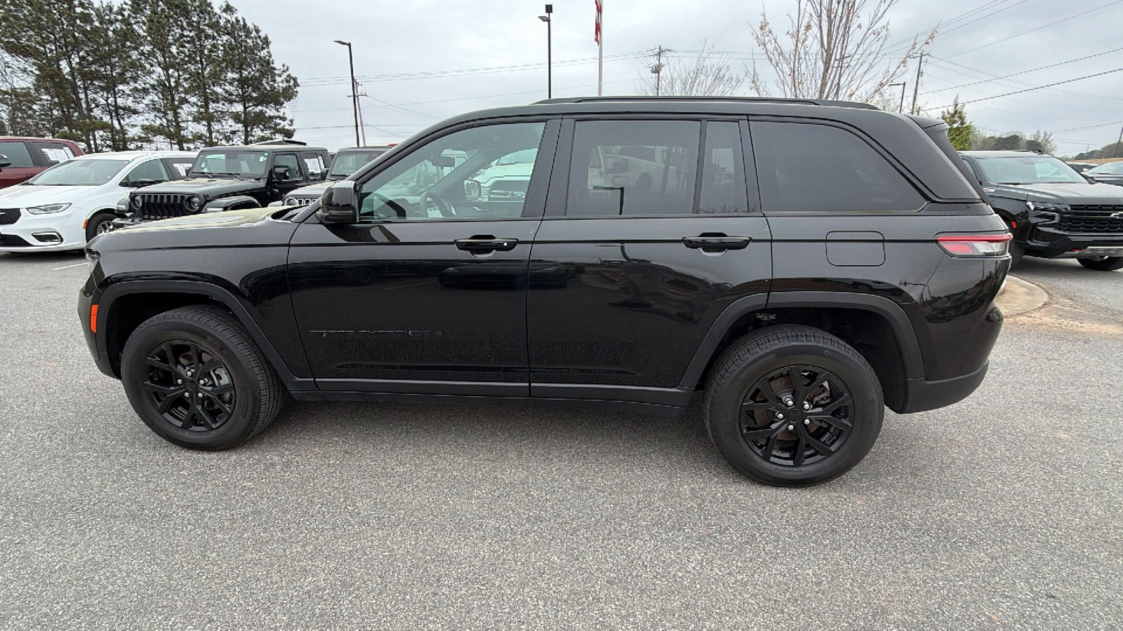 Used 2025 Jeep Grand Cherokee Altitude image 11