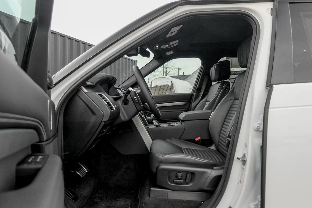 Used 2025 Land Rover Discovery Dynamic SE image 9