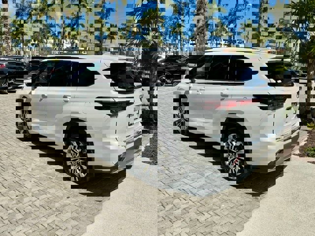 Used 2025 Toyota Highlander Platinum image 4