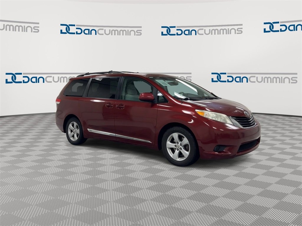 Used 2011 Toyota Sienna LE image 2