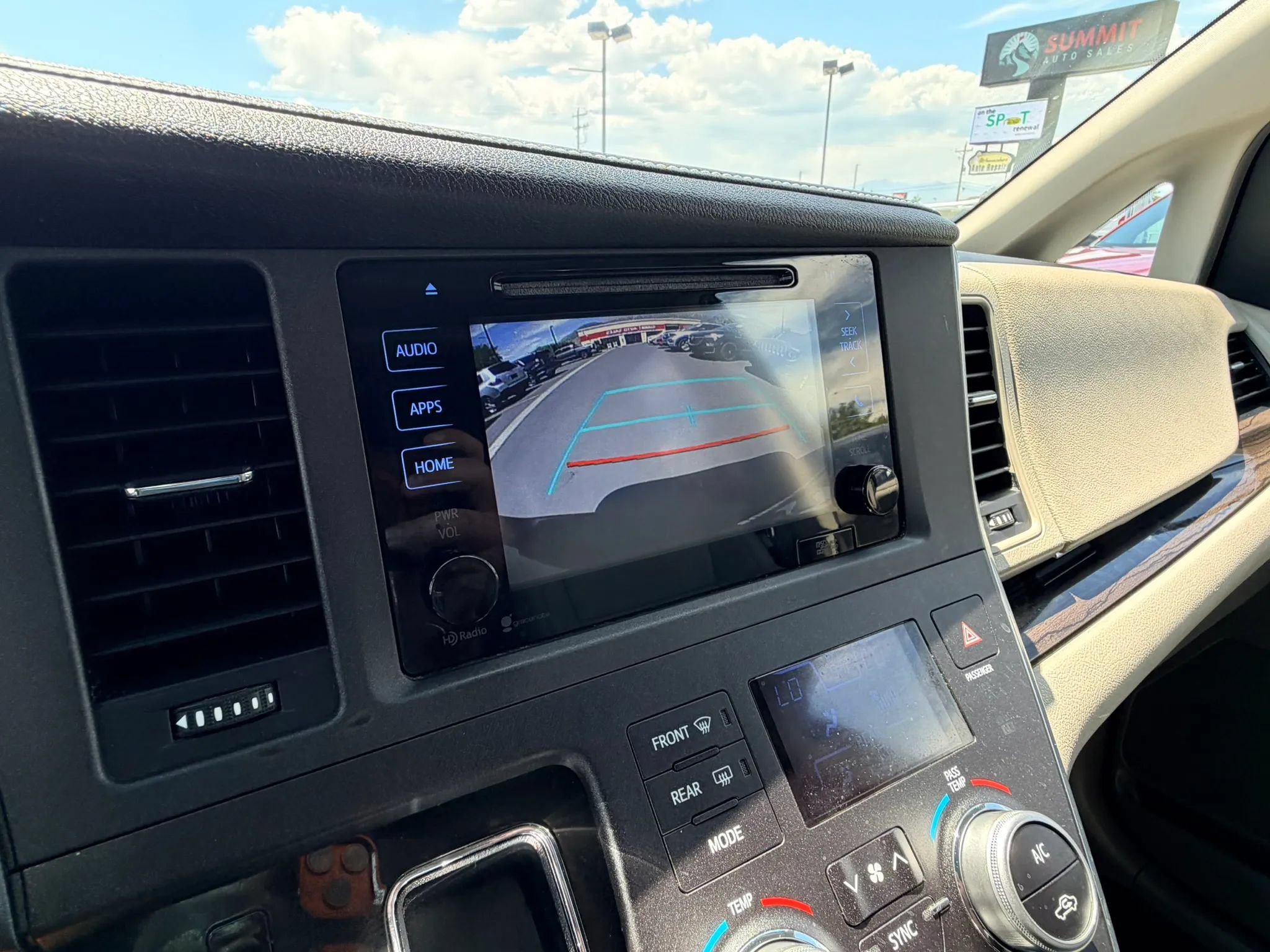 Used 2015 Toyota Sienna XLE w/ Entertainment Package FWD image 18