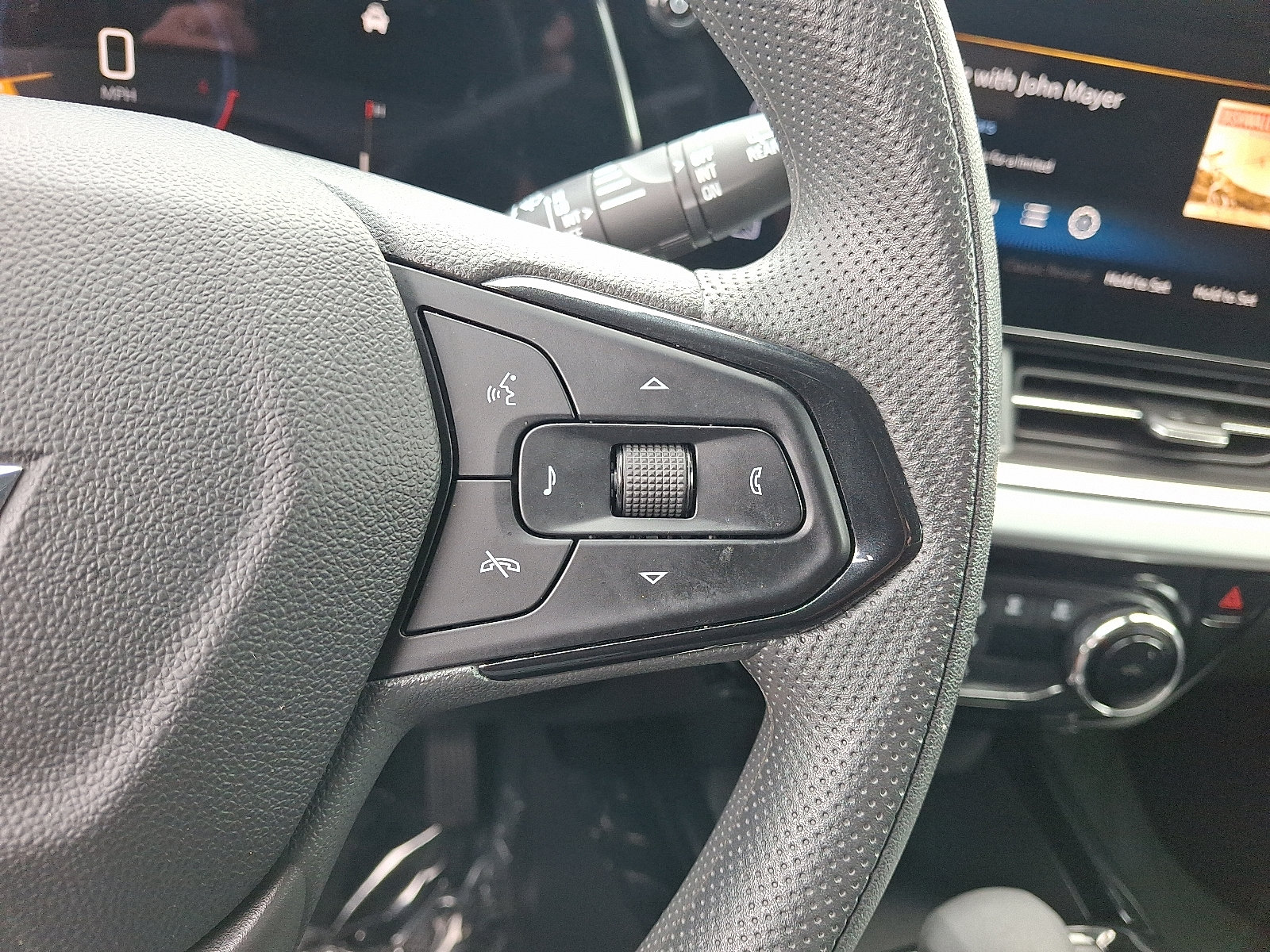 Used 2025 Chevrolet Trax LT FWD image 21