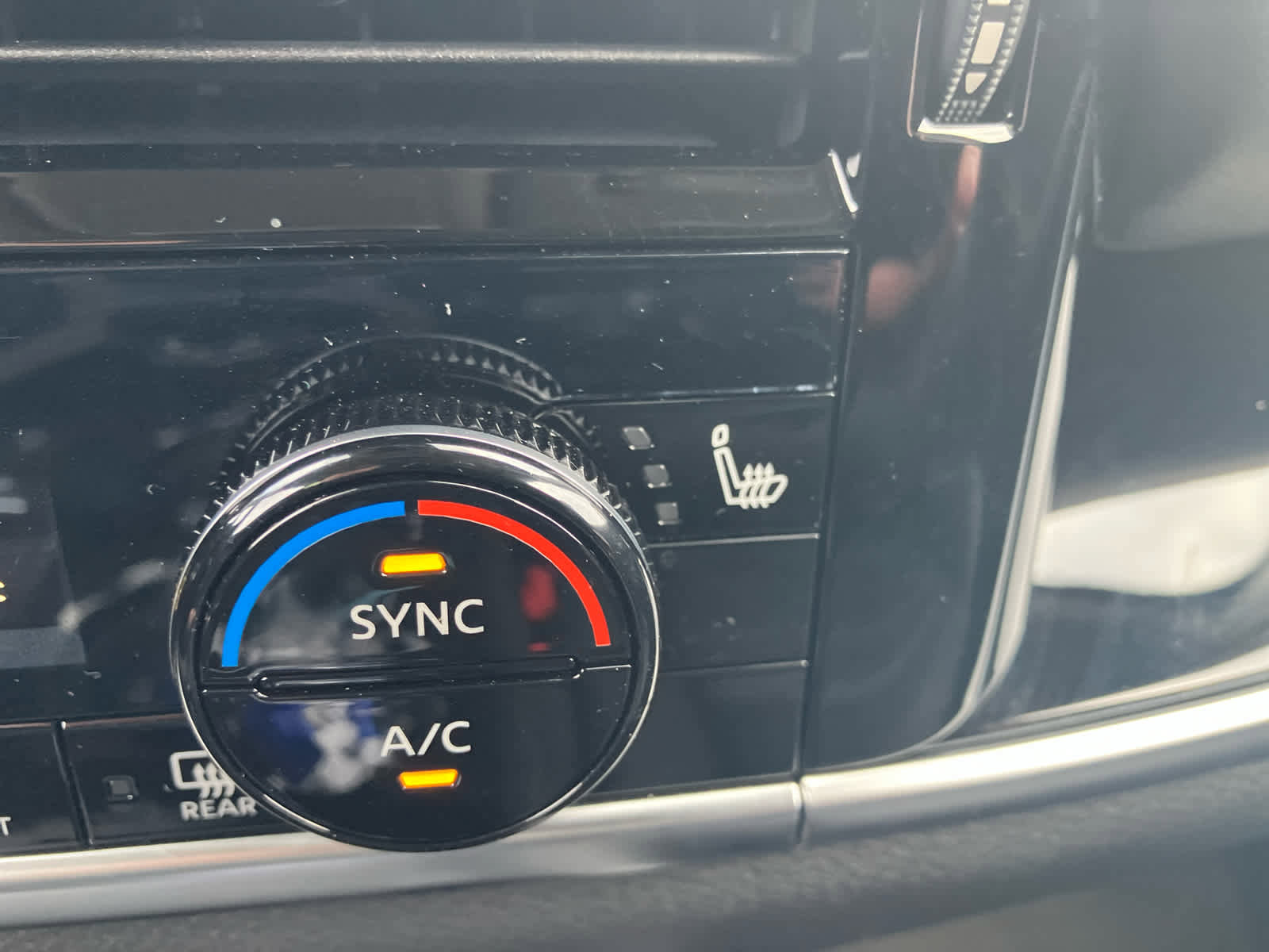 Used 2024 Nissan Rogue SL image 28