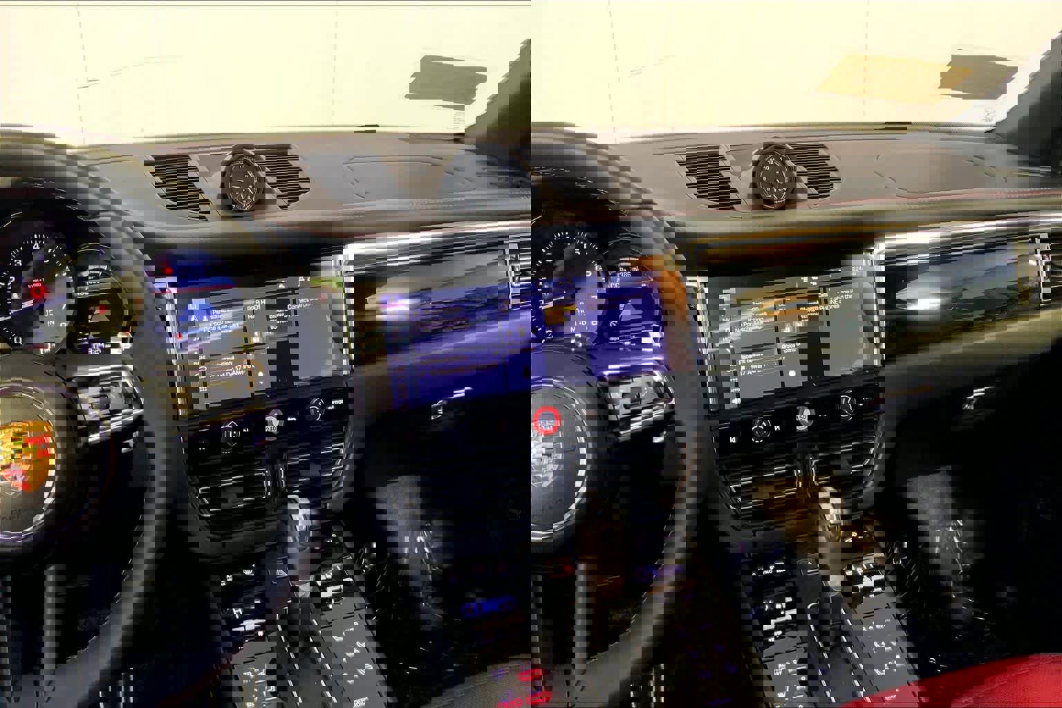 Used 2025 Porsche Macan image 16