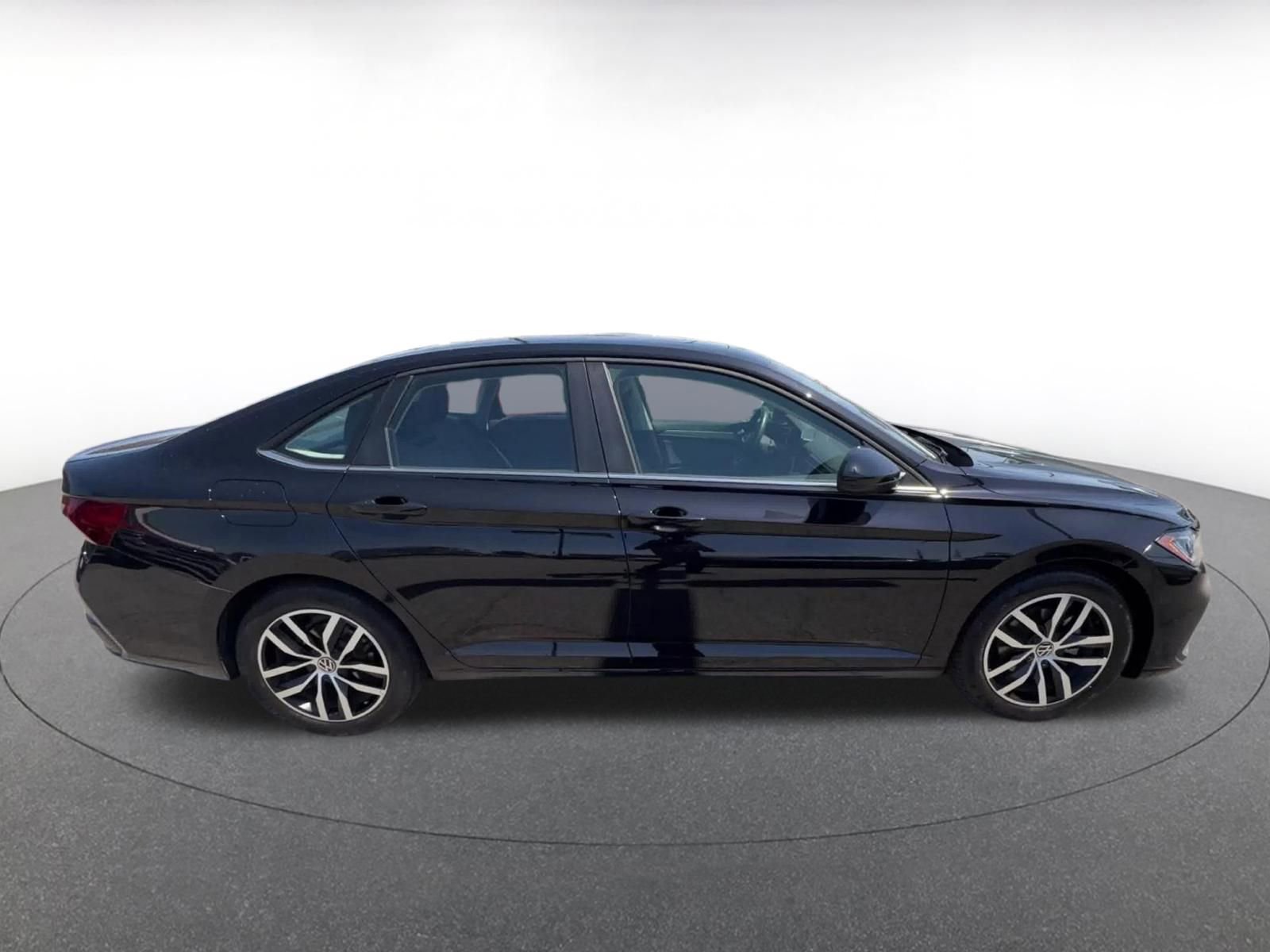 Used 2025 Volkswagen Jetta SE image 16