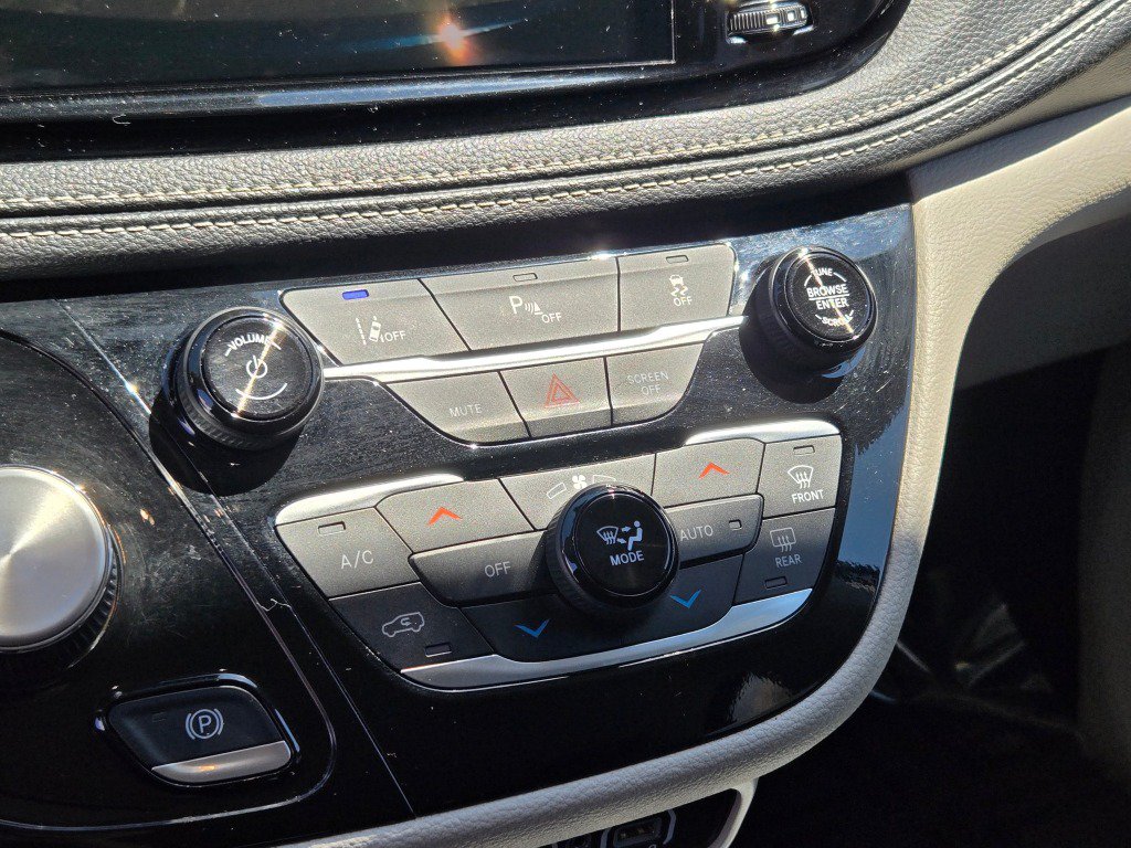 Used 2024 Chrysler Pacifica Limited FWD image 28