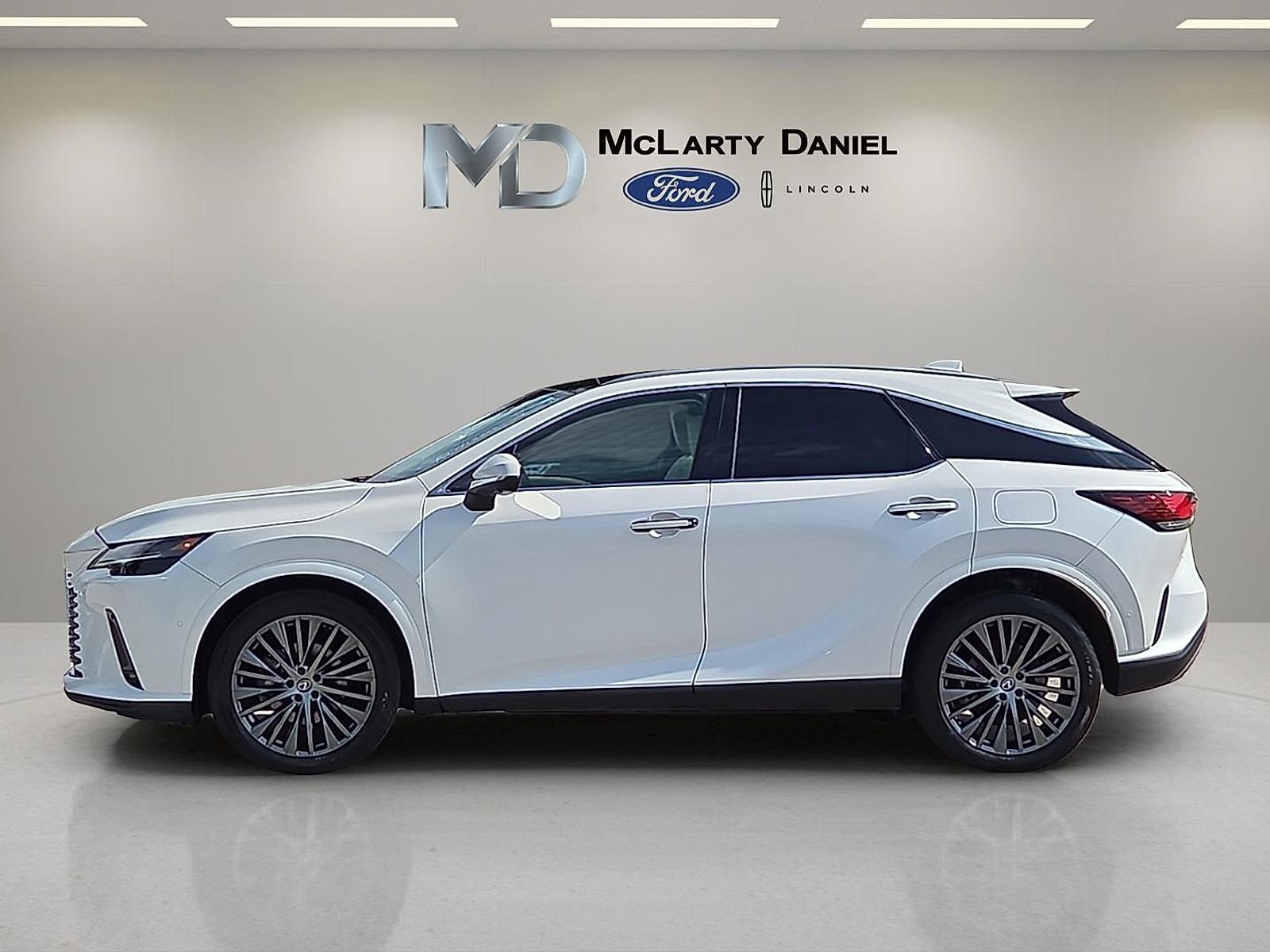 Used 2024 Lexus RX 350 FWD w/ Convenience Package image 3