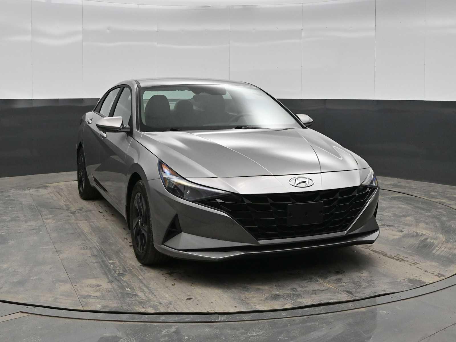 Used 2023 Hyundai Elantra SEL image 2