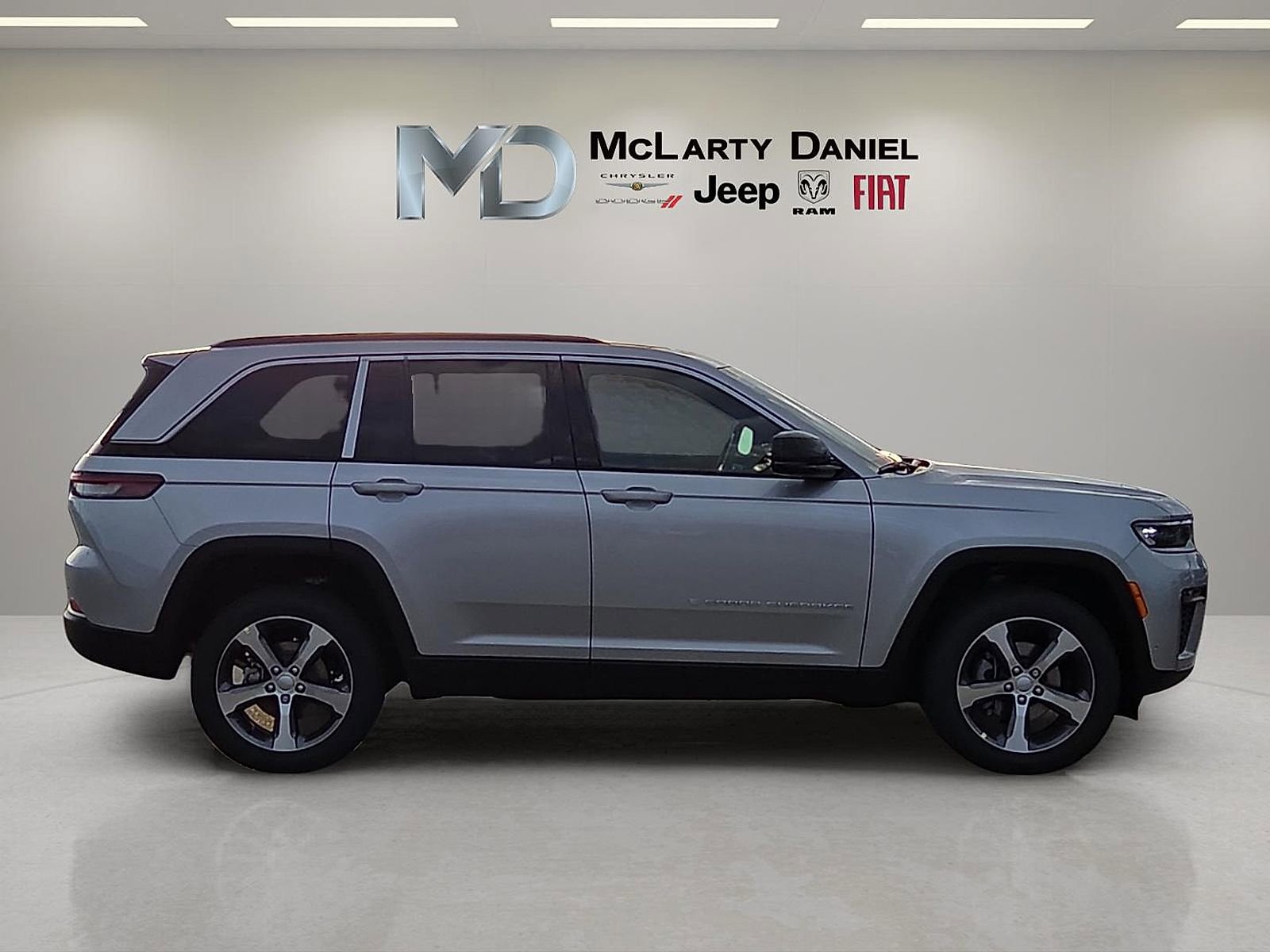 New 2026 Jeep Grand Cherokee Limited w/ Luxury Tech Group II AWD/4WD image 6