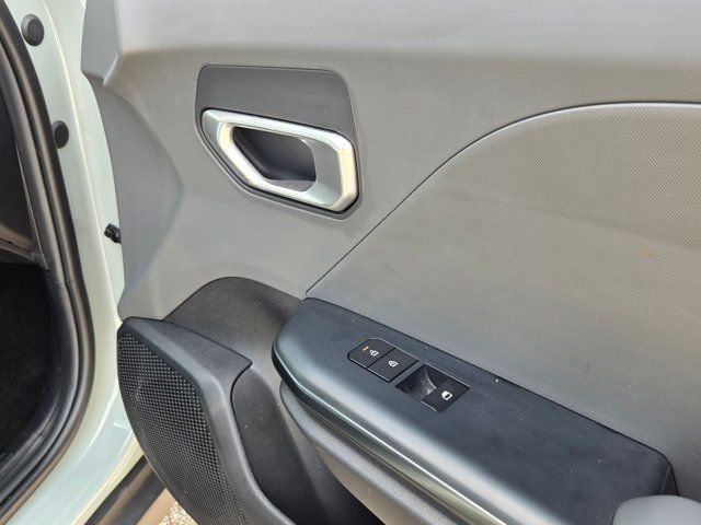 Used 2025 Kia K4 LXS image 28
