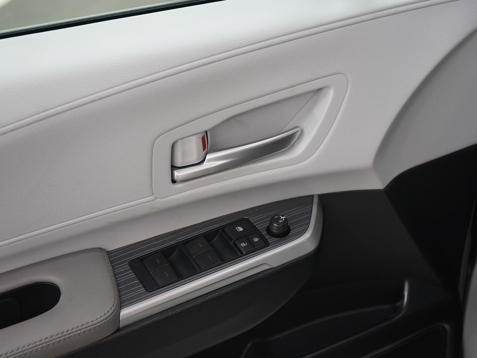 Used 2025 Toyota Sienna XLE FWD image 24