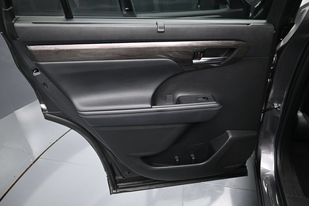 Used 2022 Toyota Highlander Limited AWD/4WD image 31