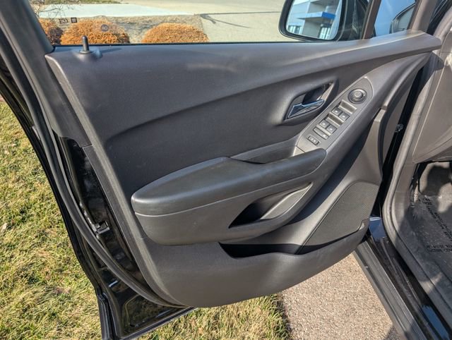 Used 2022 Chevrolet Trax LT w/ LT Convenience Package image 10