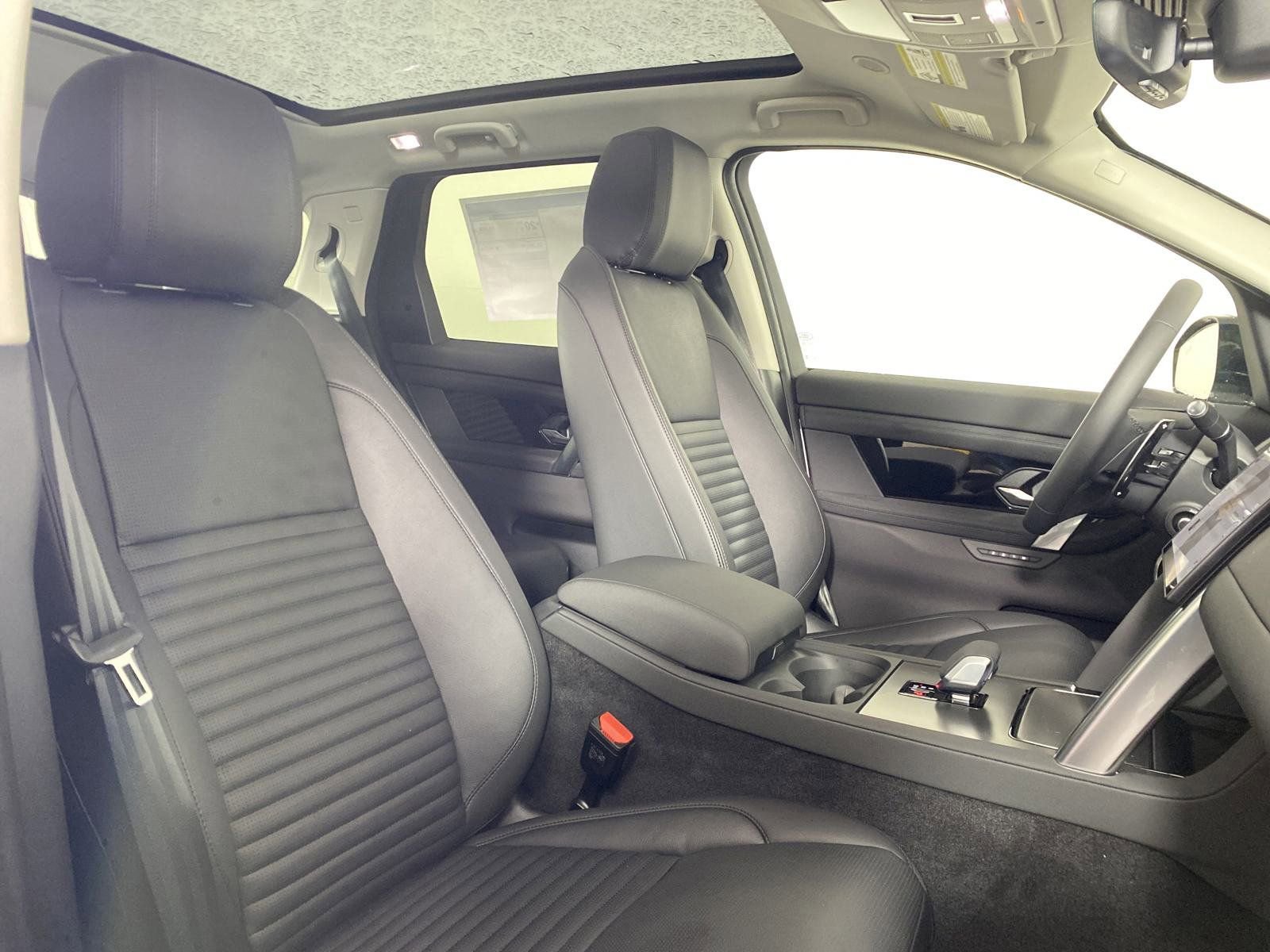Used 2025 Land Rover Discovery Sport S image 17