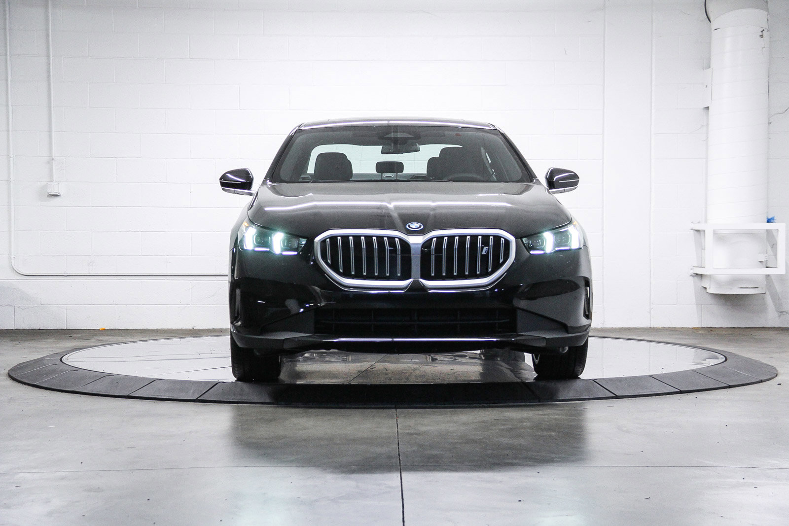 New 2026 BMW i5 eDrive40 w/ Convenience Package image 2