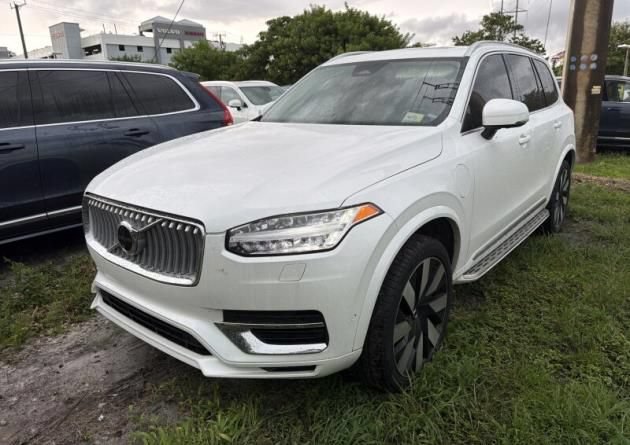Used 2025 Volvo XC90 T8 Plus AWD/4WD image 2
