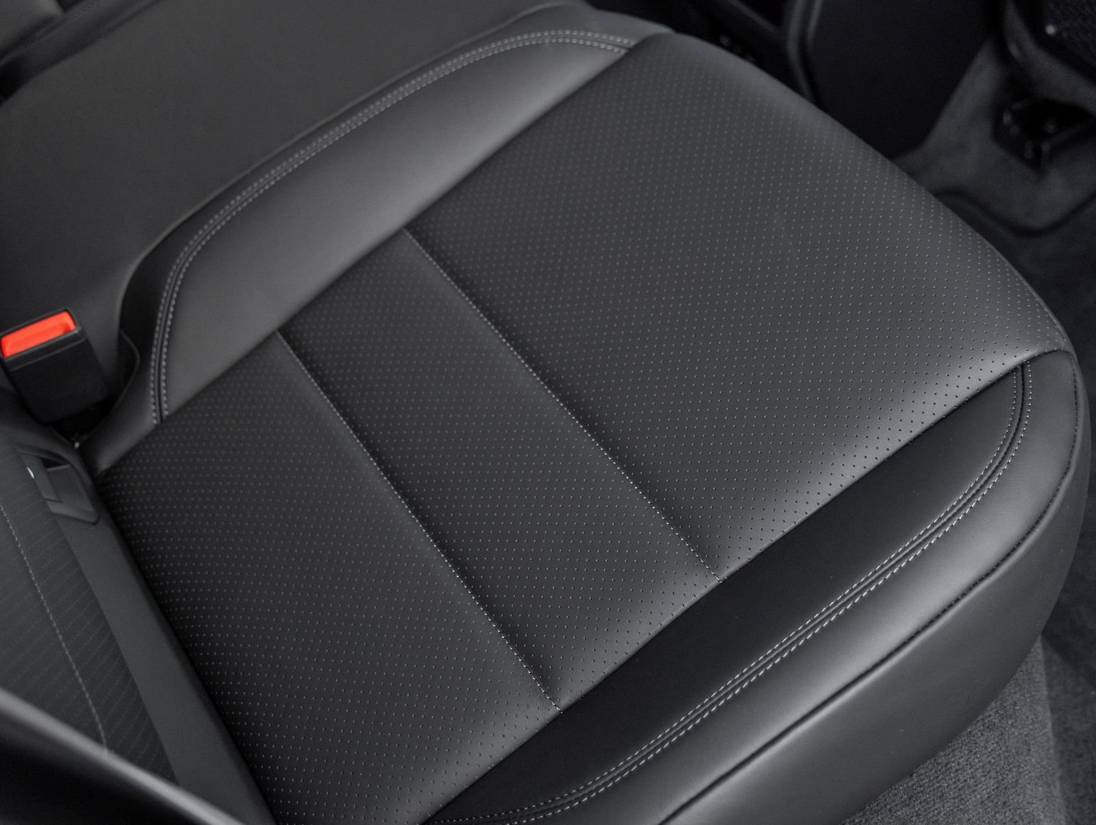 Certified 2025 Porsche Macan Electric RWD image 36