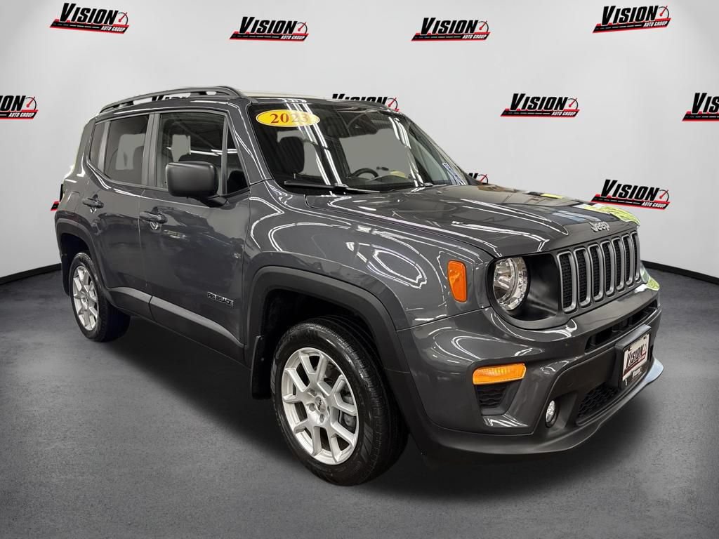 Used 2023 Jeep Renegade Latitude w/ Sun/Sound Group AWD/4WD image 3