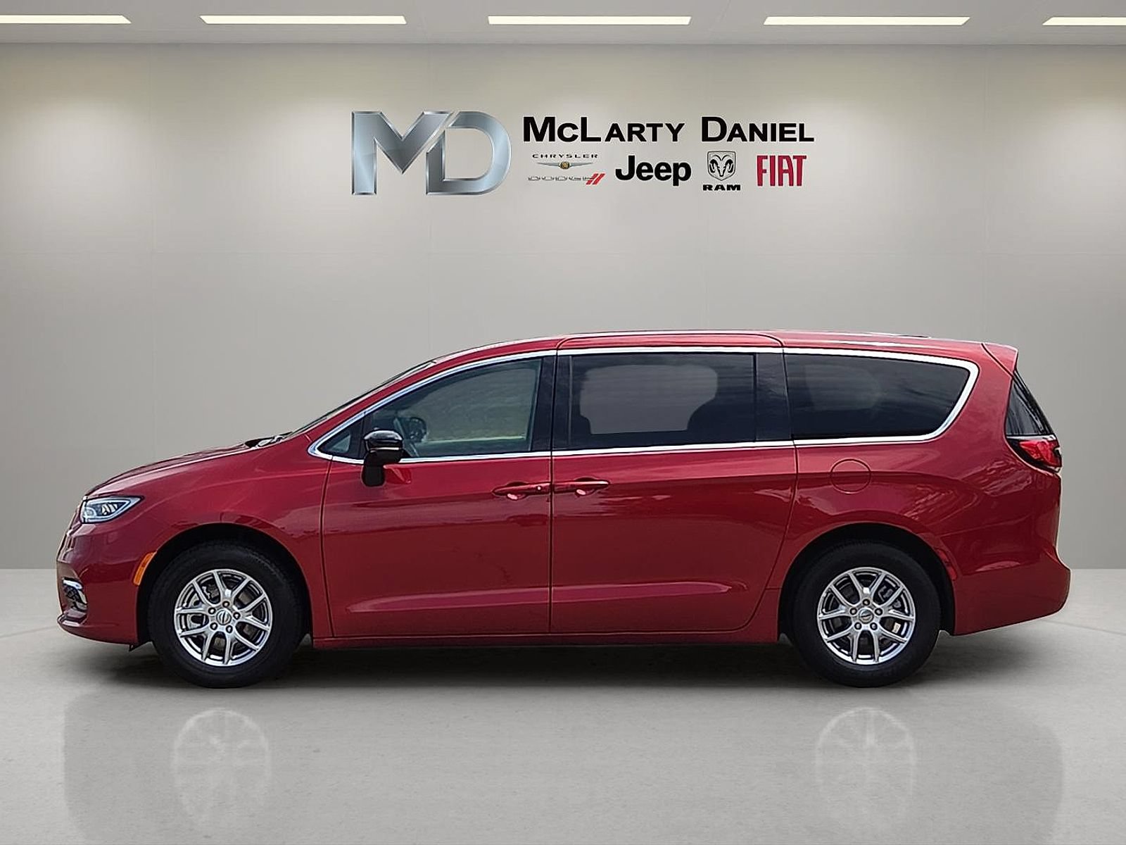 Used 2025 Chrysler Pacifica Select FWD image 3