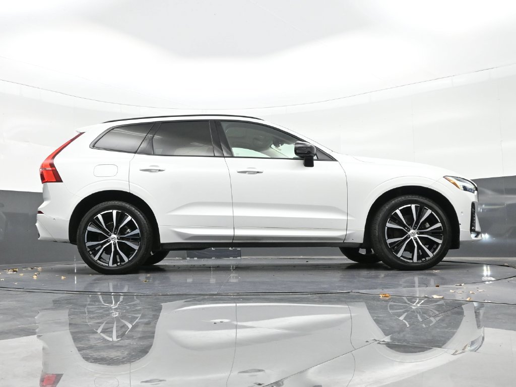 Certified 2024 Volvo XC60 B5 Plus AWD/4WD image 23