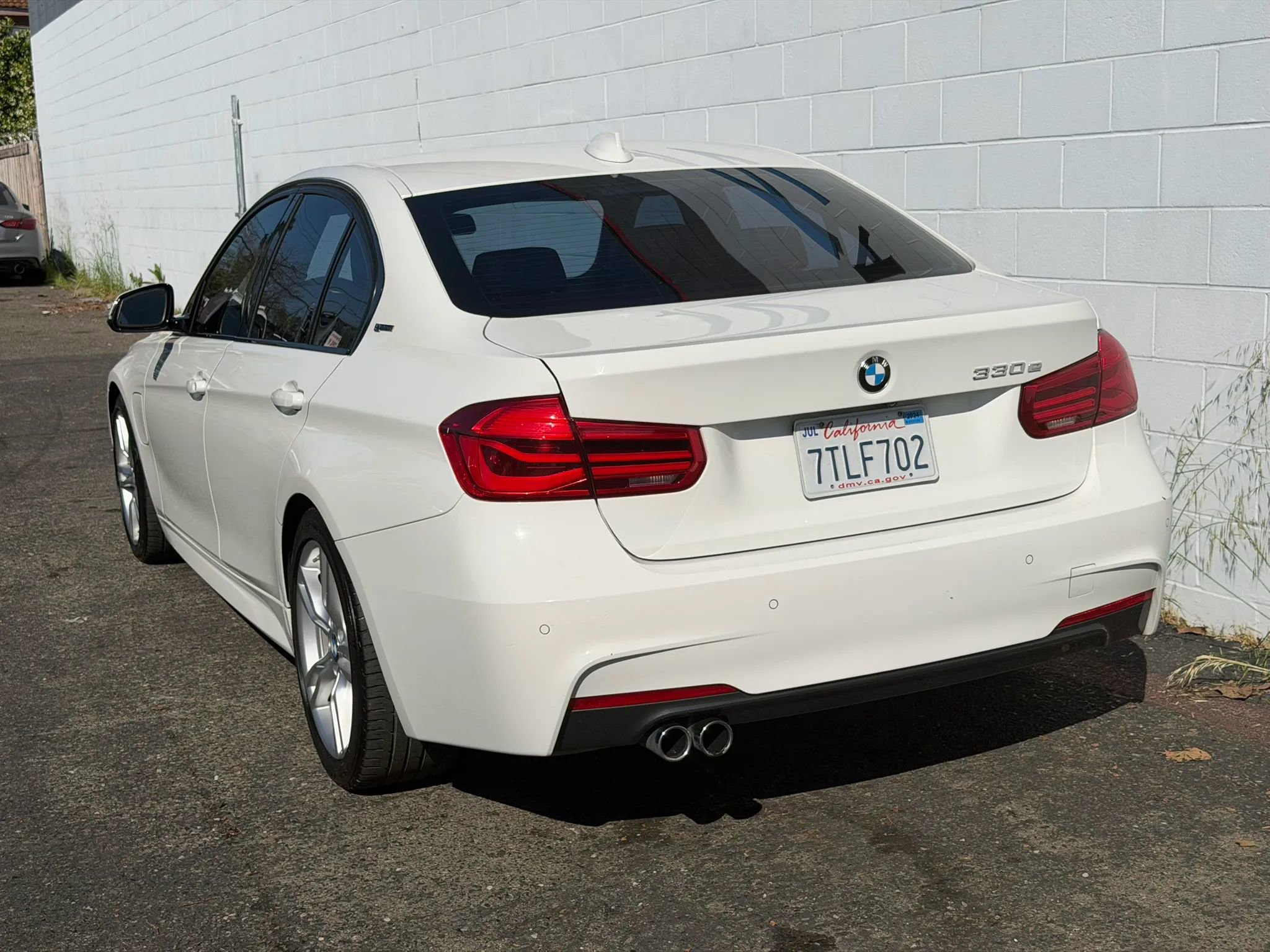 Used 2016 BMW 330e 330e Sedan 4D image 4